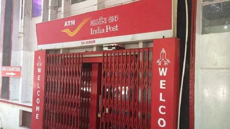 सीनियर सिटिजन सेविंग्स स्कीम (SCSS) के तहत ब्याज राशि 50,000 रुपए सालाना से ज्यादा होने पर टीडीएस (TDS) कटने लगता है। हालांकि, इस स्कीम में इन्वेस्टमेंट पर इनकम टैक्स एक्ट के सेक्शन 80C के तहत छूट मिलती है। इस स्कीम में नॉमिनेशन की सुविधा, अकाउंट को एक पोस्ट ऑफिस से दूसरे में ट्रांसफर कराने की सुविधा, एक ही ऑफिस में कई SCSS अकाउंट खुलवाने की सुविधा भी मिलती है। (फाइल फोटो)