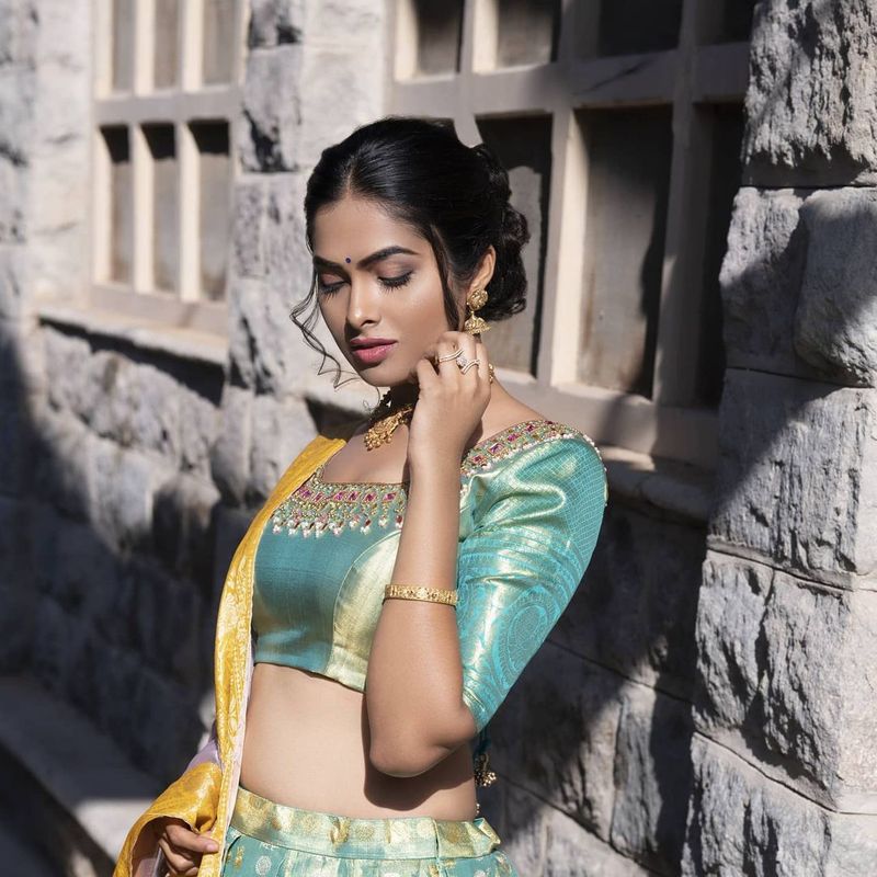 divi bikini hot pose in beach arj