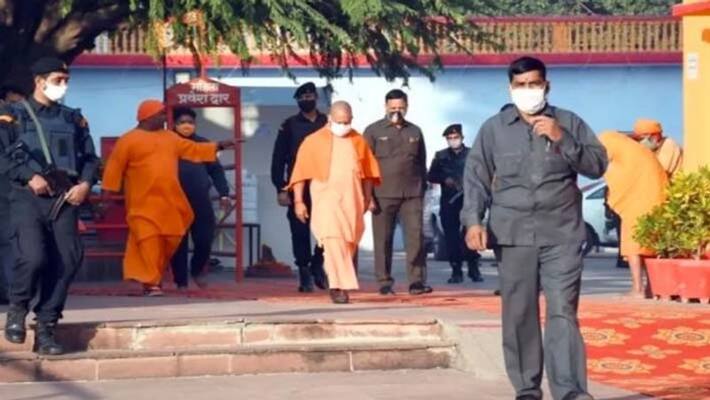 CM Yogi reached Kashi on Dev Diwali taking stock of preparations made for PM Modi arrival kpl CM Yogi reached Kashi on Dev Diwali taking stock of preparations made for PM Modi arrival kpl
