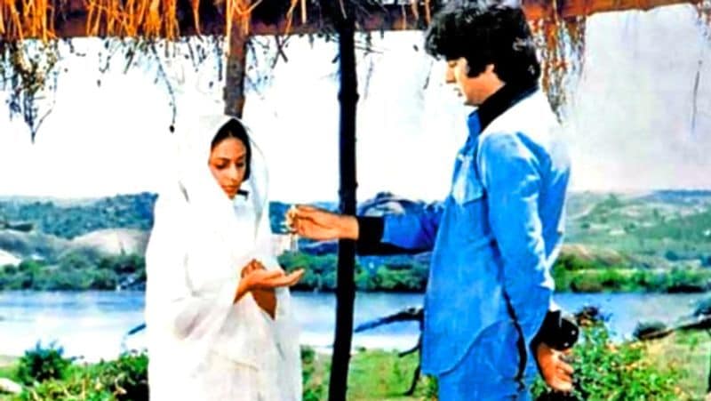 जया बच्चन :
फिल्म 'शोले' से पहले ही जया और अमिताभ शादी कर चुके थे और फिल्म की शूटिंग के दौरान जया प्रग्नेंट थीं। इस फिल्म के एक सीन में जया बच्चन का बेबी बंप साफ नजर आता है। बाद में जया ने बेटी श्वेता को जन्म दिया था।