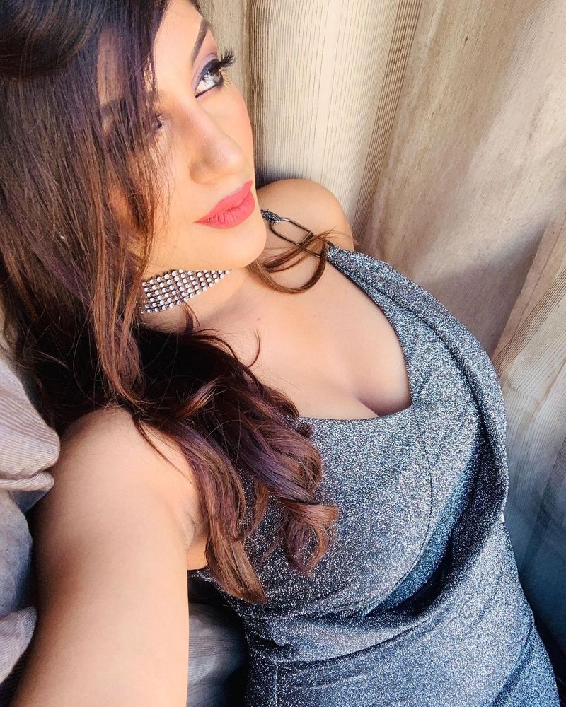 bigg boss fame Yashika anand hot top angel selfie going viral