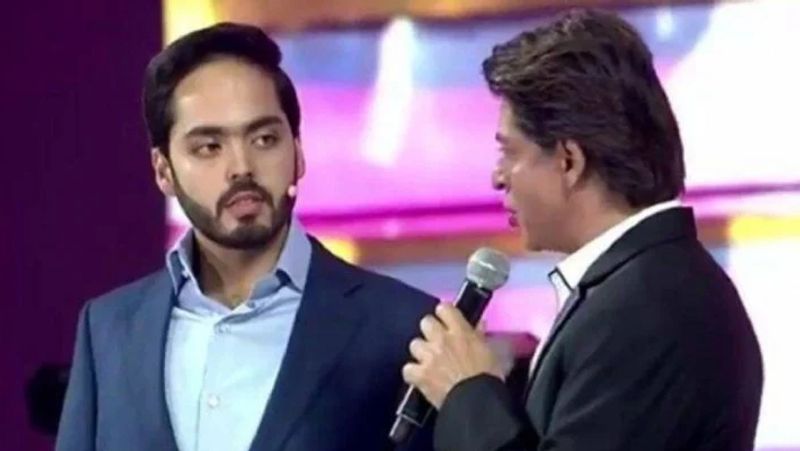 2017 में रिलायंस के 40 साल पूरे होने पर गुजरात के जामनगर में एक प्रोग्राम किया था। इस प्रोग्राम को शाहरुख खान ने होस्ट किया था।