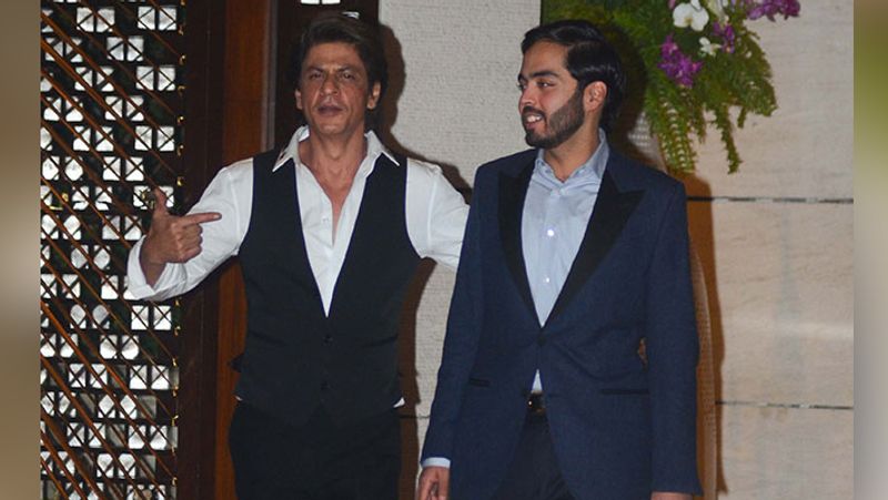 अनंत अंबानी से मंच पर बातचीत के दौरान शाहरुख ने उन्हें बताया कि मेरी पहली सैलरी 50 रुपए थी।
