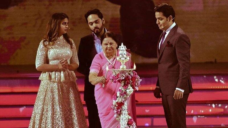 शाहरुख खान ने मंच पर मुकेश अंबानी ने तीनों बच्चों से भी बातें कीं। आकाश और ईशा के साथ तो उन्होंने डांस भी किया था।