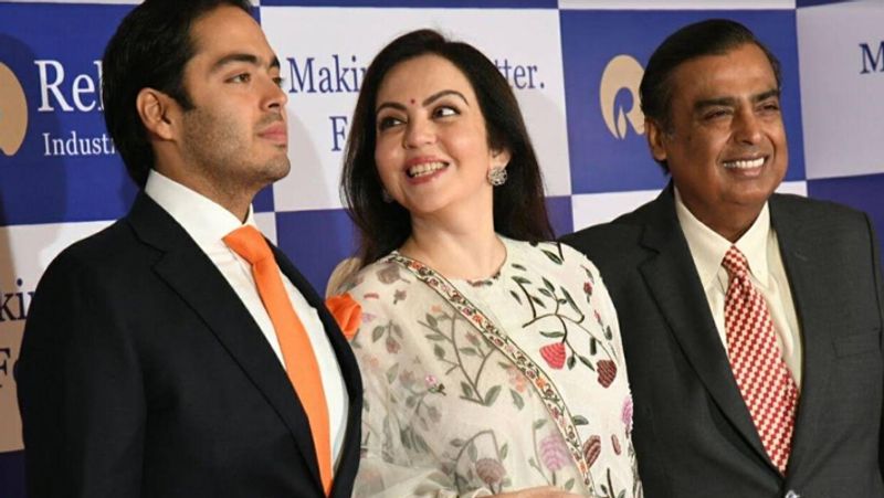 अनंत अंबानी ने अपनी पहली कमाई के सवाल पर शाहरुख से कहा कि आप रहने दीजिए। अगर मैंने अपनी पहली सैलरी बता दी तो आप शर्मिंदा हो जाएंगे। अनंत का जवाब सुन शाहरुख भी लाजवाब हो गए।