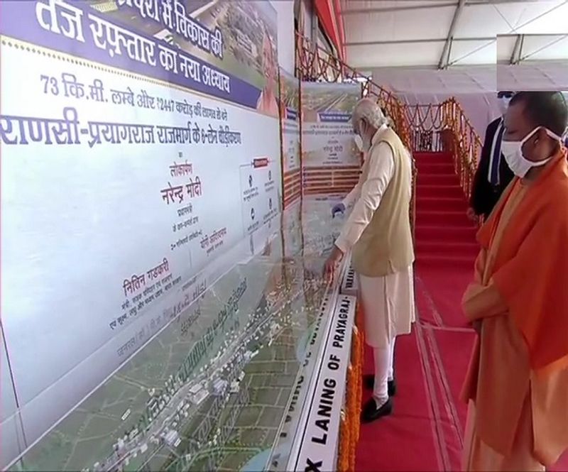 पीएम नरेंद्र मोदी सड़क मार्ग से खजुरी गए। जहां प्रयागराज-वाराणसी 6 लेन हाईवे का लोकार्पण किए।
