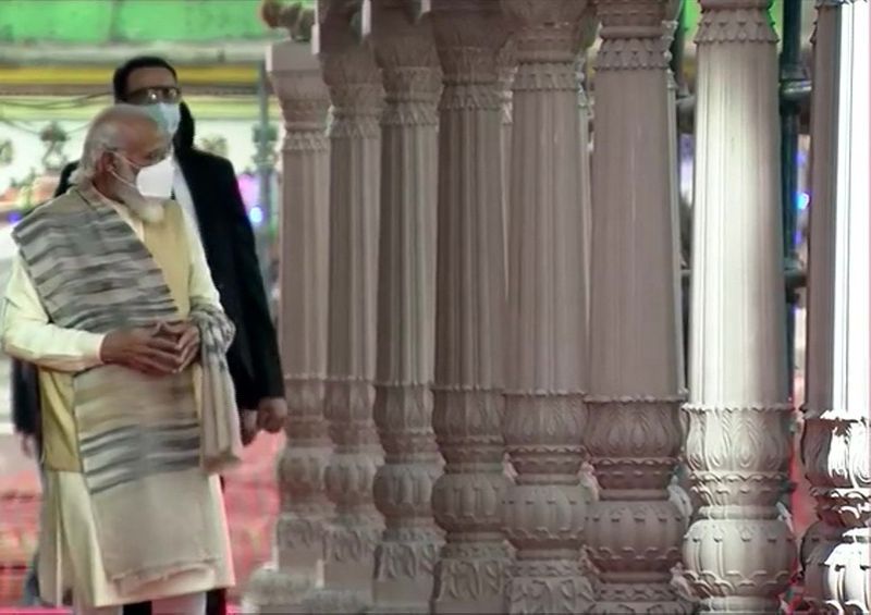 बाबा विश्वनाथ का दर्शन करने के बाद पीएम नरेंद्र मोदी कॉरिडोर पहुंचे। यहां हो रहे निर्माण को एक फिल्म के जरिए पीएम को दिखाया गया। जो, अगले साल तक यह बनकर तैयार हो जाएगा। बता दें कि इस कॉरिडोर का शिलान्यास भी पीएम मोदी ने ही किया था। 