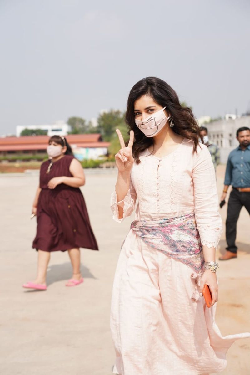 rashi khanna celebrate birthday differently photo goes viral