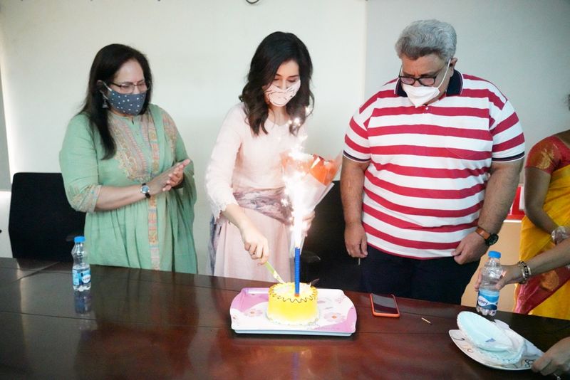 rashi khanna celebrate birthday differently photo goes viral