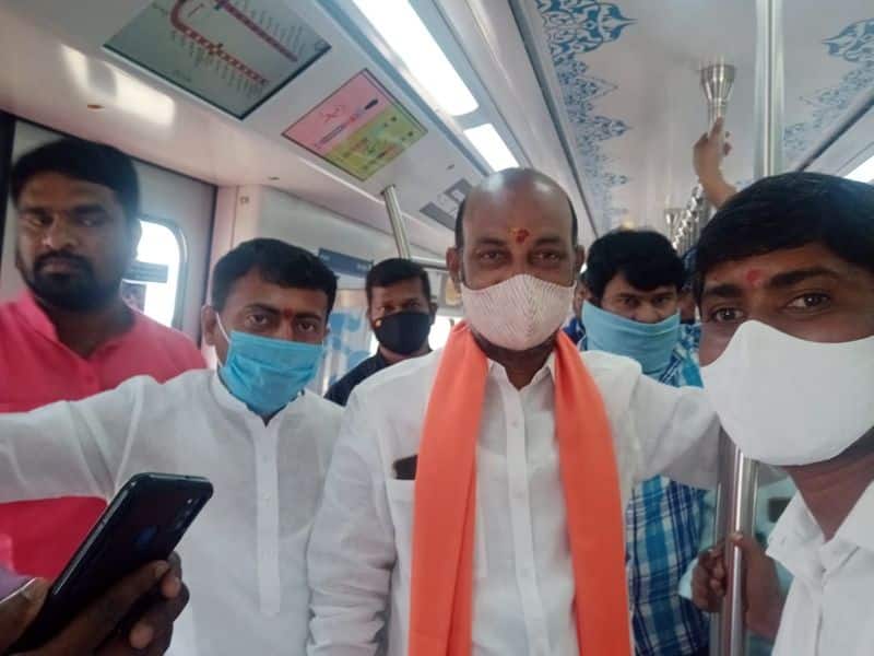 Bandi sanjay travels in metro rail from ameerpet to nampally lns