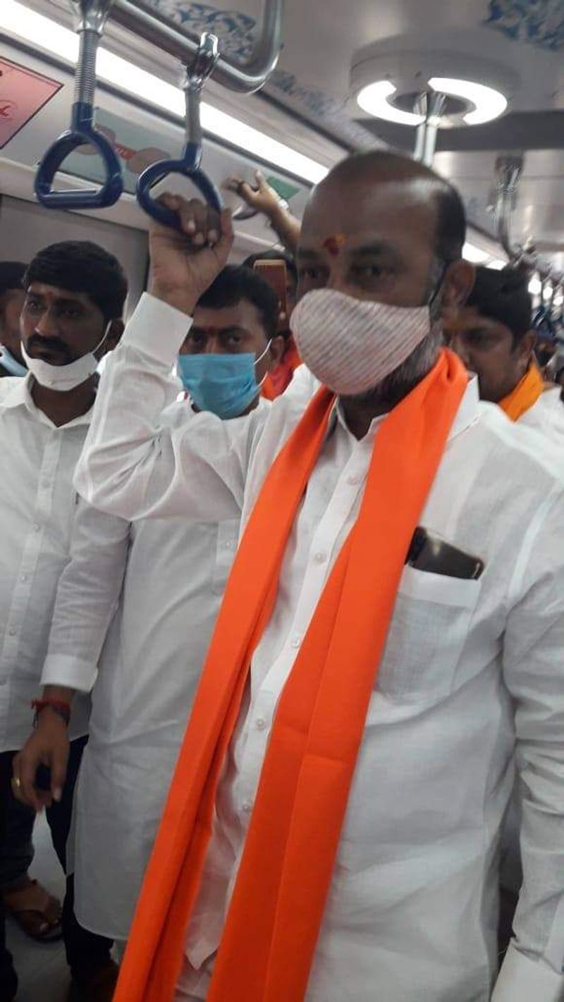 Bandi sanjay travels in metro rail from ameerpet to nampally lns