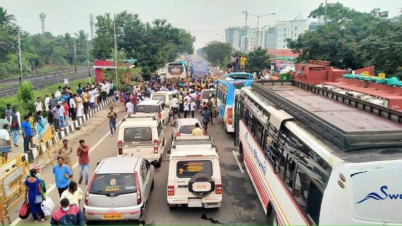 Violent protest ... Traffic came to a standstill for a distance of 2 km in Porungalathur.