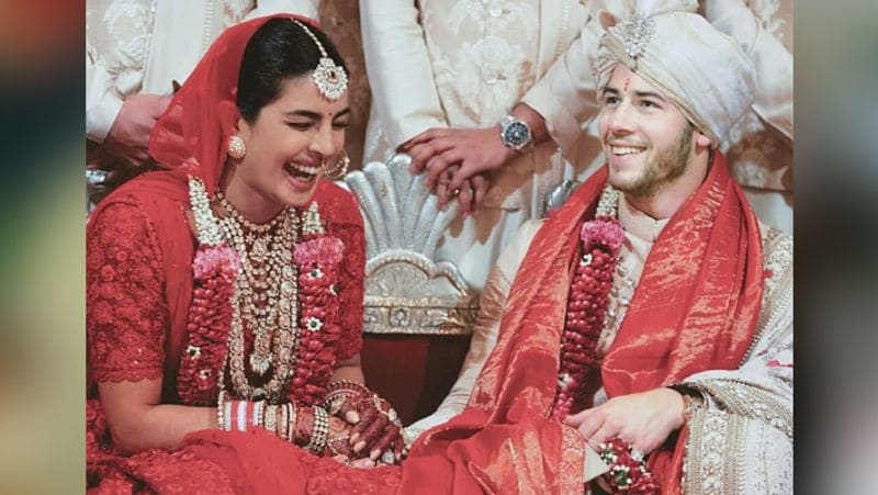 प्रियंका-निक की क्रिश्चियन वेडिंग में 18 फीट ऊंचा केक बनाया गया था। अब इस केक की फोटो सामने आई तो लोग हैरान रह गए। निक ने मेहमानों की खातिरदारी के लिए कुवैत और दुबई से अपने पर्सनल शेफ को बुलाया था। उन्हीं शेफ ने ये केक बनाया। शादी में मेहमानों को लजीज व्यंजन परोसने का जिम्मा ताज होटल के 50 से ज्यादा शेफ को दिया गया था।
