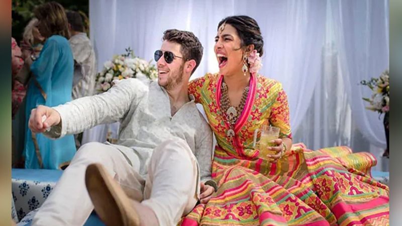 प्रियंका और निक ने दो शादियां की थीं, एक क्रिश्चियन रीति से और दूसरी हिंदू रिवाज से। इन दोनों शादियों में प्रियंका-निक ने काफी महंगे और डिजाइनर ड्रेस पहनी थी। 