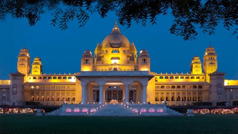 1943 में बना उमैद भवन 26 एकड़ में फैला दुनिया का सबसे बड़ा आवासीय परिसर है। इसके एक हिस्से में मारवाड़ के पूर्व महाराजा गजसिंह अपने परिवार के साथ रहते हैं। वहीं, एक हिस्से में ताज समूह होटल उमैद पैलेस संचालित करता है। 