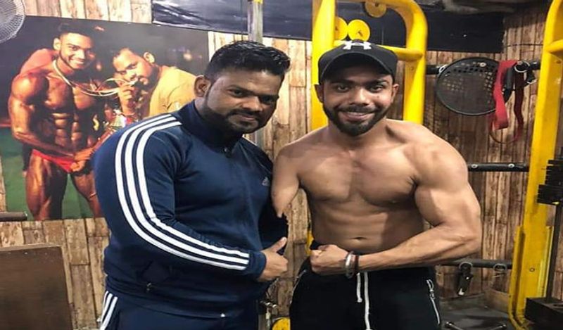 दिल्ली के रहने वाले 26 साल के तेजिंदर बताते हैं कि जब वो मात्र दो महीने के थे तब उनके माता-पिता ने उन्हें बीस हजार में बेच दिया था। उनका जन्म एक हाथ के बिना हुआ था। जिंदगी में आगे कई मुसीबतें थी। 