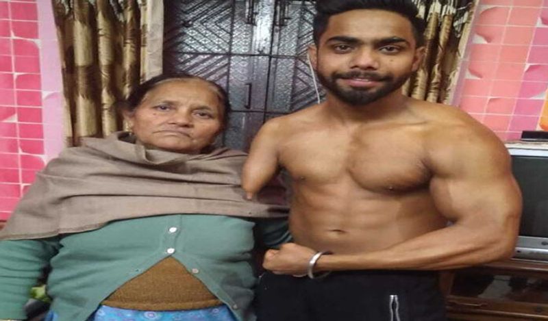 उनके माता-पिता ने ही तेजिंदर का सौदा कर दिया। उन्हें भीख मांगने वाले गिरोह ने ख़रीदा था। लेकिन तेजिंदर की बुआ उनके लिए आगे आई। उन्होंने तेजिंदर को पालने का फैसला किया।
