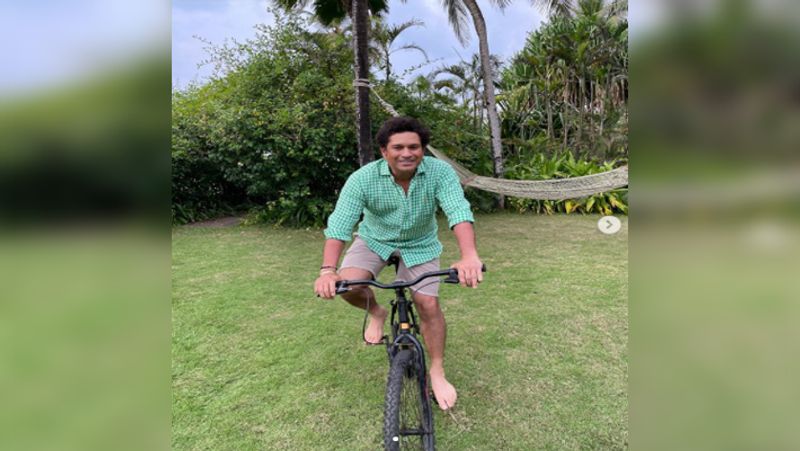 एक क्रिकेटर के तौर पर सचिन तेंदुलकर को हमेशा एक लीजेंड के तौर पर ही देखा गया है और उन्हें क्रिकेट का भगवान कहा जाता हैं। क्रिकेट से संन्यास लेने के बाद भी फैंस का प्यार उनके लिए कम नहीं हुआ है।