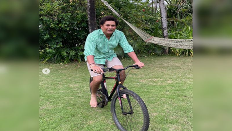 सोशल मीडिया पर सचिन के करोड़ों फॉलोअर्स है। उनके ट्विटर पर तीन करोड़, फेसबुक पर 2.8 करोड़ और इंस्टाग्राम पर 27.3 मिलियन से ज्यादा फॉलोअर हैं। सचिन भी अपने फैंस से सोशल मीडिया के जरिए जुड़े रहते हैं।
