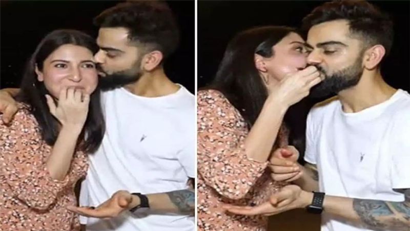 बता दें कि यह पहली बार है कि अनुष्का ने अपने गर्भवती पेट को दिखाया है, वो अक्सर लूज ड्रेस पहनकर अपने पेट को छुपाती नजर आती है। दोनों की इस तस्वीर पर लाखों लोग लाइक और कमेंट कर रहे हैं।