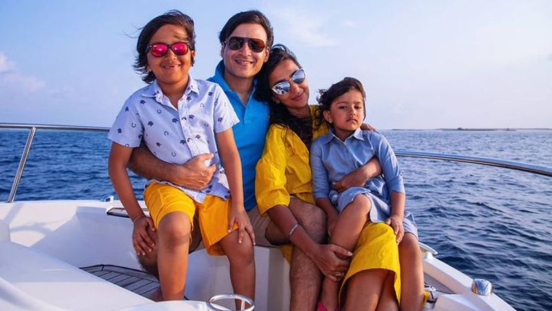 पत्नी प्रियंका और दोनों बच्चों के साथ बोटिंग का आनंद लेते विवेक।