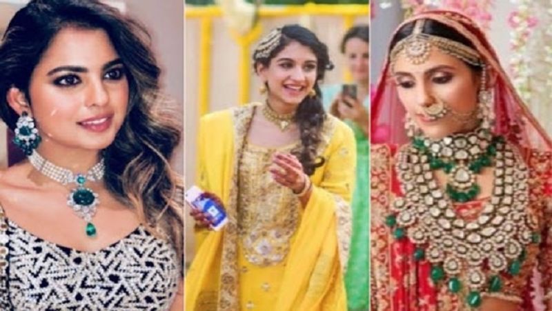 इस तस्वीर में राधिका मर्चेंट ईशा अंबानी और अपनी होने वाली जेठानी श्लोका मेहता के साथ नजर आ रही हैं। श्लोका मेहता ने अपनी सास नीता अंबानी का गिफ्ट किया करोड़ों का हार पहन रखा है, वहीं राधिका मर्चेंट और ईशा अंबानी ने गोल्ड और डायमंड का नेकलेस पहना है।
