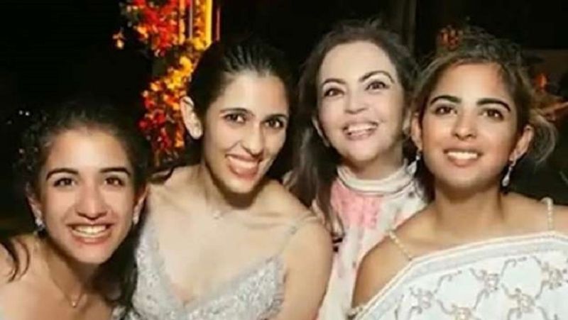 अंबानी फैमिली के एल्बम की यह खास ही तस्वीर है। इसमें एवरग्रीन ब्यूटी नीता अंबानी अपनी बेटी ईशा अंबानी, बहू श्लोका मेहता और राधिका मर्चेंट के साथ दिख रही हैं। सबने करीब-करीब एक ही कलर और मिलती-जुलती डिजाइन वाली ड्रेस पहन रखी है। किसी ने कोई हैवी जूलरी नहीं पहनी है।