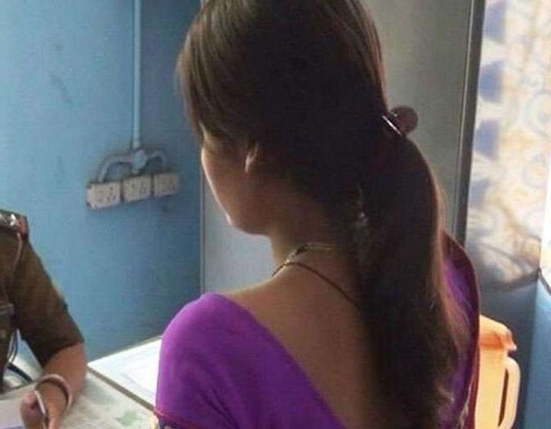 मुन्नी देवी की दोस्ती इसी बीच भटनी इलाके के रामध्यान नाम के युवक से हो गई, जिसके बाद पति की हत्या कर वीरेंद्र को फंसाने की योजना बनाई। अपने प्रेमी से यह भी कहा कि वीरेंद्र को ब्लैकमेल कर और पैसे की मांग करेंगे।
(प्रतीकात्मक फोटो)