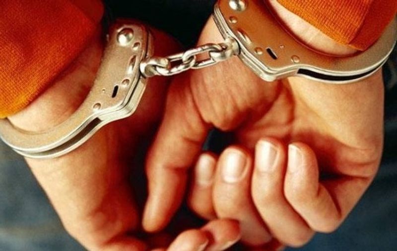 जांच में जुटी पुलिस ने जब सोमवार को रामध्यान हिरासत में लेकर पूछताछ किया तो सच्चाई सामने आ गई। अब पुलिस दोनों आरोपियों को गिरफ्तार कर ली है।
(प्रतीकात्मक फोटो)