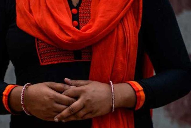 मुन्नी देवी ने पति के मोबाइल का सिम भी तोड़ दिया। इसके बाद प्लान के तहत पत्नी ने हत्या का मुकदमा भी दर्ज कराया और शक अपने पुराने प्रेमी वीरेंद्र पर जता दिया।
(प्रतीकात्मक फोटो)