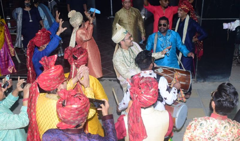 इसके साथ ही आदित्य की शादी में सरकार के निर्देशों का भी विशेष ख्याल रखा गया है। कम बारातियों के साथ-साथ आदित्य मास्क लगाते भी तस्वीरों में नजर आ रहे हैं।
