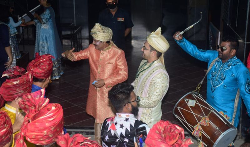 बीते दिनों ही इससे पहले आदित्य की तिलक सेरेमनी की फोटोज भी सोशल मीडिया पर वायरल हुई थी, उन तस्वीरों में होने वाली बहू और ससुर उदित के बीच शानदार बॉन्ड देखने के लिए मिला था।

