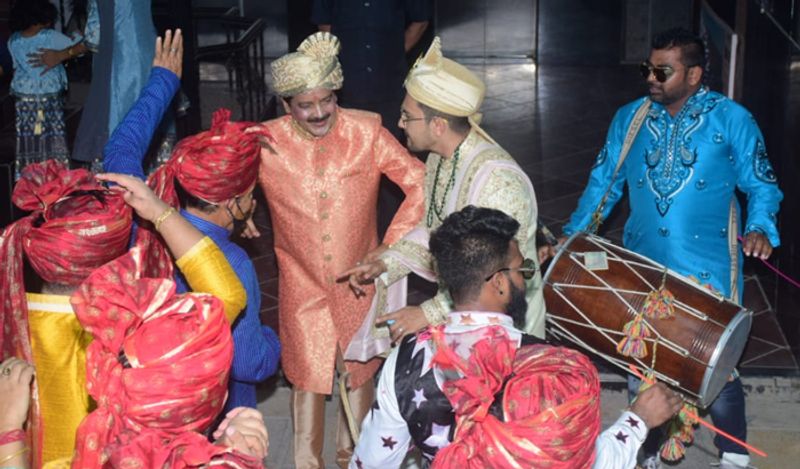 उदित नारायण और बेटे आदित्य नारायण साथ बारातियों की फोटोज सामने आ चुकी हैं, जिसमें देखने के लिए मिल रहा है कि दोनों बाप-बेटे दुल्हन को लेने नाचते हुए जा रहे हैं और इस दौरान उनकी फैमिली की खुशी का ठिकाना नहीं है। 