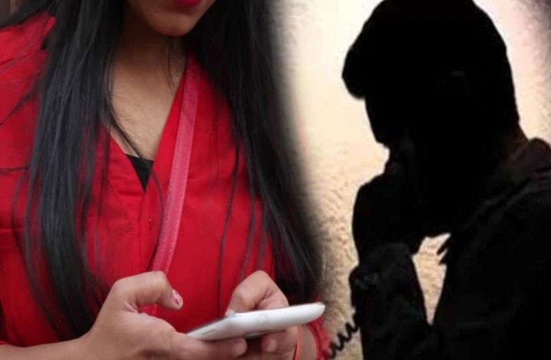 आरोप है कि दोनों युवतियों ने अपने प्रेमियों की मिलने लिए आधी रात में भूरा कोहना के पास बुलाया था। रात को दोनों चचेरे भाई उनको मिलने लिए बाइक पर सवार होकर पहुंचे। दोनों युवतियों भी स्कूटी पर वहां आ गई। कुछ देर बाद एक इनोवा गाड़ी में सवार होकर युवतियों के परिवार के लोग वहां आ गए। उन्होंने अपनी गाड़ी से दोनों लड़कों की बाइक को टक्कर मार दी। उन्होंने गाड़ी से अनमोलप्रीत सिंह को बुरी तरह कुचल दिया। गुरपिंदर सिंह ने भागकर अपनी जान बचाई।
(प्रतीकात्मक फोटो)