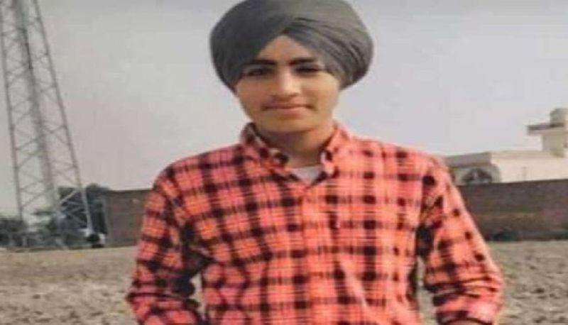 आरोप है कि अनमोल प्रीत सिंह को लड़की के भाई ने पहले भी कई बार धमकाया था। लेकिन, उसने अपनी शादीशुदा प्रेमिका को मिलना बंद नहीं किया। फिर लवप्रीत ने अपनी दोनो बहनों को अपने दोनों प्रेमियों को एक साथ अपने पास बुला कर उनकी हत्या की साजिश रची। डीएसपी राजबीर सिंह ने बताया कि अभी मामले की जांच की जा रही है।
(मृतक अनमोलप्रीत सिंह की फाइल फोटो)