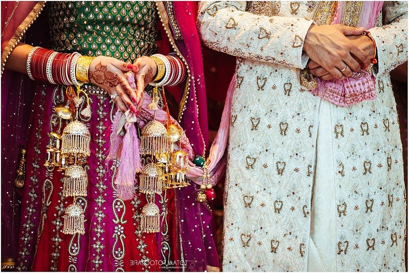 अनमोल प्रीत सिंह के चचेरे भाई गुरप्रीत सिंह के विवाह को लेकर घर में समारोह था। गुरप्रीत सिंह के शगुन कि रस्म के बाद अभी रात को भंगडा डालने की तैयारी की जा रही थी कि अनमोल प्रीत सिंह की अपनी प्रेमिका से फोन पर बात हो गई और घर से सामान लाने का बहाना बनाकर वह घर से अपने चचेरे भाई को साथ लेकर रवाना हो गया था।
(प्रतीकात्मक फोटो)