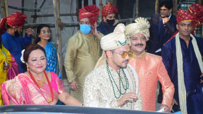 बता दें कि कुछ देर बाद आदित्य इस्कॉन मंदिर में मंगेतर श्वेता संग सात फेरे लेंगे। कोरोना काल को देखते हुए मंदिर में होने वाली शादी में सिर्फ 50 लोग ही शामिल होंगे।