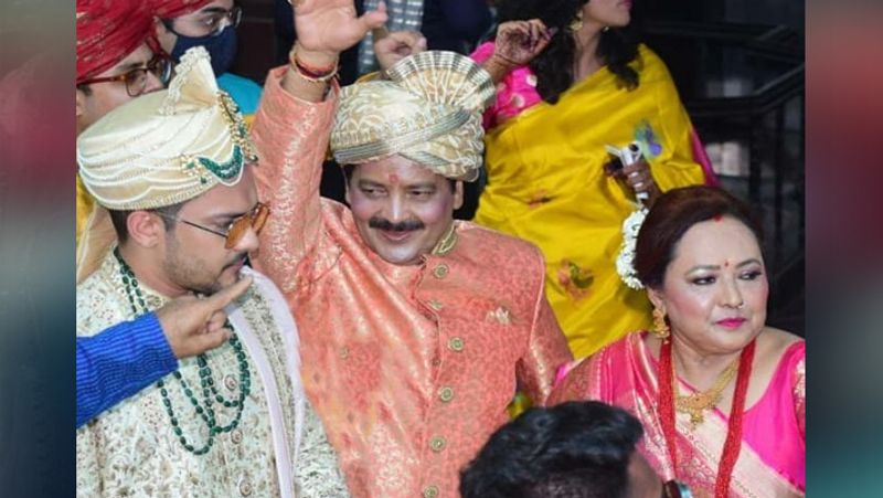 बेटे आदित्य की बरात में पापा उदित नायारण बेहद एक्साइटेड और डांस करते नजर आए।