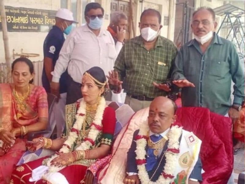 जूनागढ़ में यह अनोखी शादी सोमवार को हुई। 5.5 फीट की लड़की ने तीन फीट कद वाले लड़के के साथ सात फेरे लिए। जिन्हें लोगों ने आशीर्वाद भी दिया, साथ ही उनकी तस्वीर भी अपने साथ खींचवाए।
