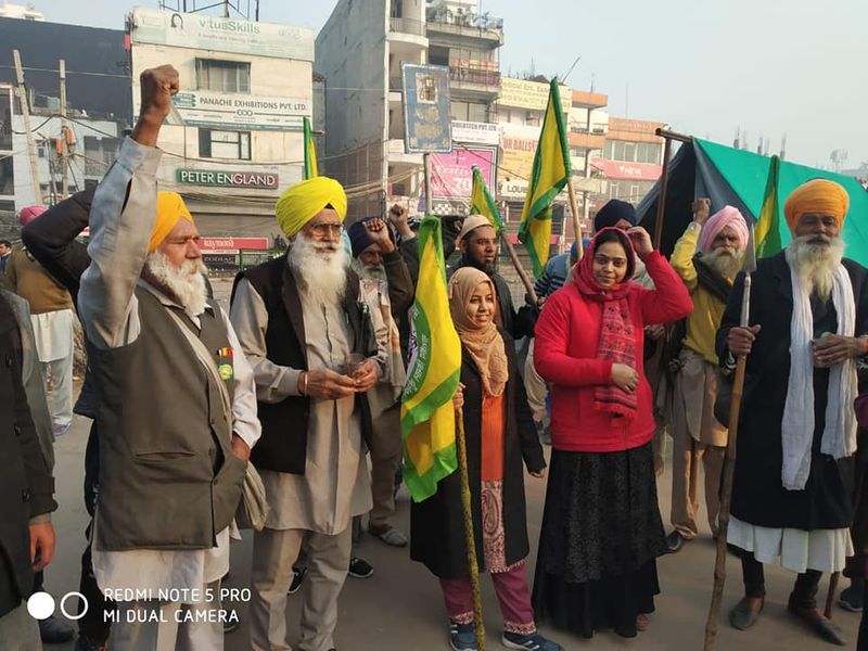 सितंबर में हुए हाथरस कांड के बाद जबलपुर मेडिकल कॉलेज की डॉक्टर राजकुमारी बंसल पीड़िता के परिवार से मिलने हाथरस पहुंचीं थीं। उस वक्त उन पर पीड़िता की भाभी के तौर पर मीडिया को बयान देने के आरोप लगे थे जिसे डॉ ने खुद खारिज कर दिया था। उनके वहां जाने को लेकर खासा विवाद भी हुआ था। अब सोशल मीडिया पर कुछ लोग डॉक्टर राजकुमारी का नाम किसान आंदोलन से जोड़ रहे हैं।