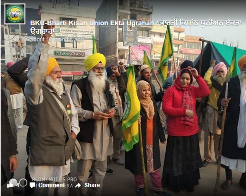 फैक्ट चेक
वायरल तस्वीर से जुड़ी सच्चाई जानने के लिए हमने इसे सबसे पहले अलग-अलग रिवर्स इमेज टूल से सर्च किया। सोशल मीडिया के कई प्लेटफार्म पर इस तस्वीर को फर्जी दावों के साथ वायरल किया गया। लेकिन हमें ओरिजनल तस्वीर भारतीय किसान यूनियन एकता के फेसबुक पेज पर मिला। इसे 10 फरवरी 2020 को अपलोड किया गया था।
ओरिजनल तस्वीर को ध्यान से देखने पर हमें कुछ शोरूम नजर आए। पीटर इंग्लैंड के शोरूम के ऊपर हमें Panache Exhibition pvt ltd लिखा नजर आया। गूगल मैप से हमें पता चला कि तस्वीर दिल्ली के कालिंदी कुंज के शाहीन बाग इलाके की है।
