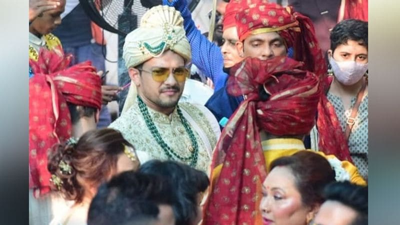 जो फोटो सामने आई है उसमें इस्कॉन मंदिर पहुंचे आदित्य दुल्हन बनीं श्वेता को एक नजर देखने के लिए हैरान-परेशान नजर आए। आदित्य ने इस दौरान क्रीम-गोल्डन रंग की शेरवानी, साफा, गले में मोतियों की माला पहन रखी थी। उन्होंने गॉगल भी लगा रखा था। 