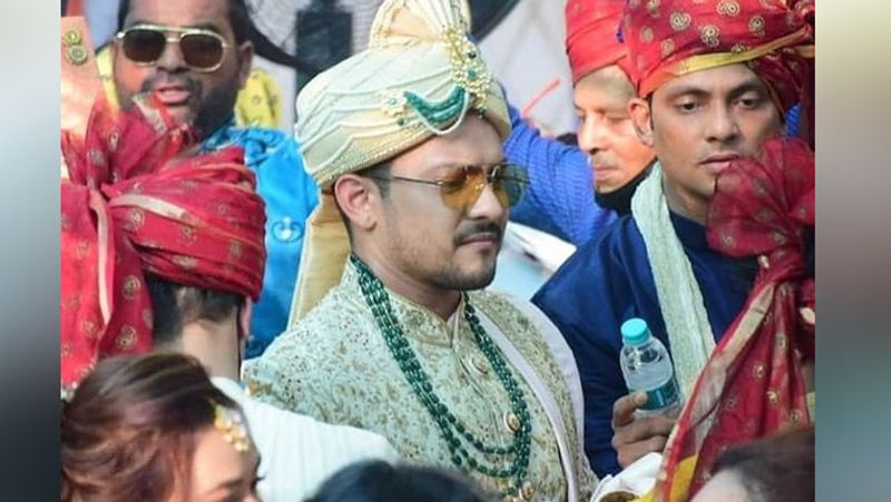 सामने आई फोटोज में दूल्हा-दुल्हन दोनों ने मैचिंग कलर की आउटफिट कैरी कर रखी है। आदित्य जहां क्रीम-गोल्डन शेरवानी में दिखे, वहीं, श्वेता भी क्रीम-गोल्डन लहंगा पहने बेहद खूबसूरत नजर आई।
