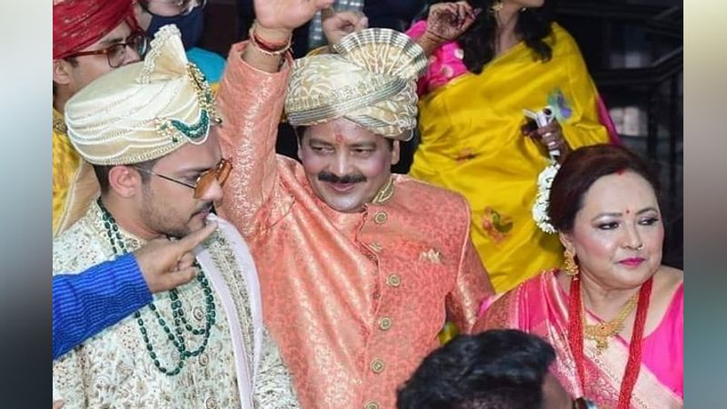 उदित नारायण ने बताया कि बेटे आदित्य की शादी का न्योता पीएम मोदी, अमिताभ बच्चन, शत्रुघ्न सिन्हा जी, धर्मेंद्र जी, रणवीर सिंह, दीपिका पादुकोण और माधुरी दीक्षित को भेजा है, लेकिन कोविड केस के बढ़तों को देखते हुए पता नहीं कि ये सभी आएंगे या नहीं।