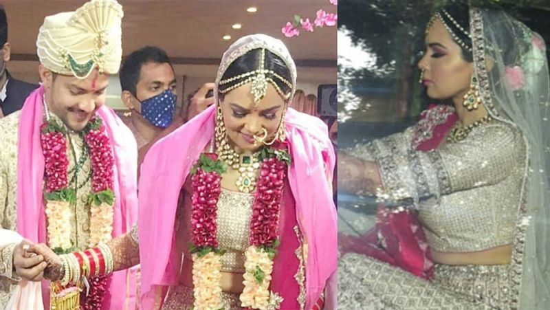 सामने आई फोटोज में दूल्हा-दुल्हन एक-दूसरे का हाथ बेहद खुश नजर आ रहे थे। आदित्य ने अपनी दुल्हन श्वेता का हाथ बहुत ही प्यार से थाम रखा था।