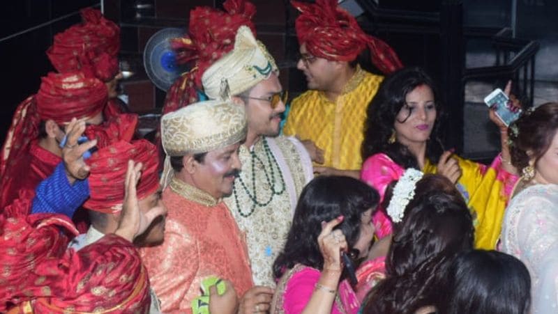 3 नवंबर को आदित्य नारायण ने सोशल मीडिया पर अपनी शादी का ऐलान किया था। उन्होंने अपनी पोस्ट में लिखा था- हम शादी करने जा रहे हैं। मैं सबसे लकी हूं, जिसे श्वेता मिली। मेरी सोलमेट, 11 साल पहले और अब हम फाइनली दिसंबर में शादी कर रहे हैं। 