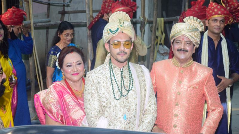 आदित्य नारायण और श्वेता अग्रवाल की रोका सेरेमनी इसी महीने की शुरुआत में हुई थी। सेरेमनी की एक फोटो सोशल मीडिया पर वायरल हुई थी। इसमें कपल और उनके पेरेंट्स दिखाई दे रहे थे। आदित्य और श्वेता के हाथों में शगुन का सामान दिखाई दे रहा था।