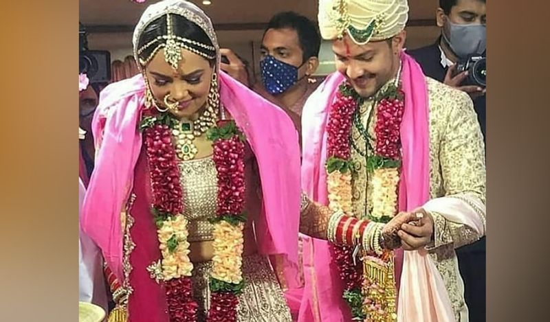 आदित्य और श्वेता दूल्हा-दुल्हन के जोड़े में बेहद प्यारे लग रहे थे। इनकी जोड़ी को भी फैंस काफी पसंद कर रहे हैं। श्वेता और आदित्य ने क्रीम कलर का आउटफिट कैरी किया था। 