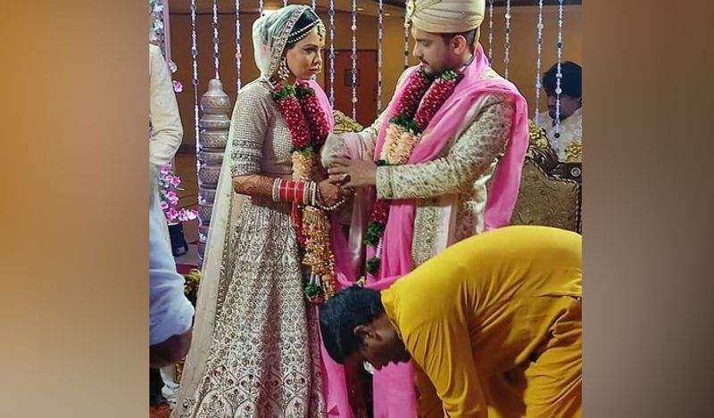 बता दें, इससे पहले आदित्य की बरात लेकर जाते हुए कुछ फोटोज ने सोशल मीडिया पर धमाल मचाया था। नारायण परिवार ढोल की थाप पर नाचते हुए अपनी दुल्हन (बहू) को लेने पहुंचे थे।
