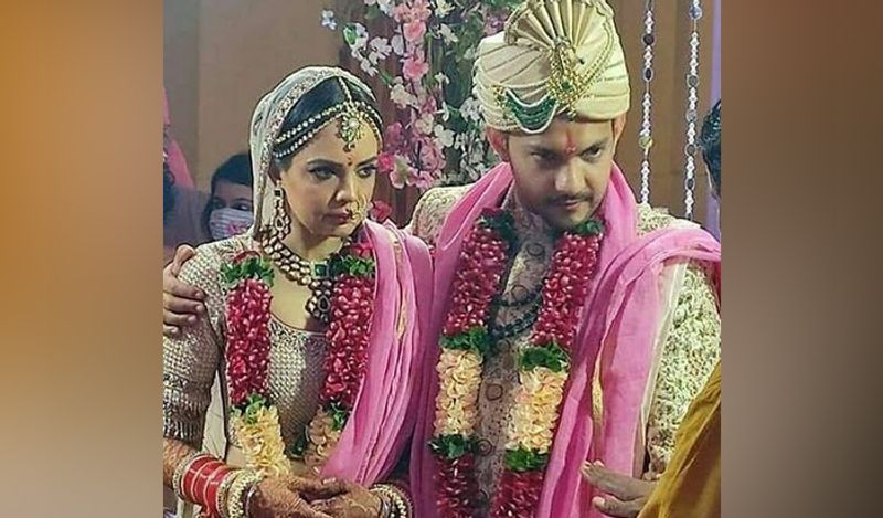 बरातियों के साथ-साथ पापा उदित नारायण ने बेटे आदित्य के साथ जमकर डांस किया था। 